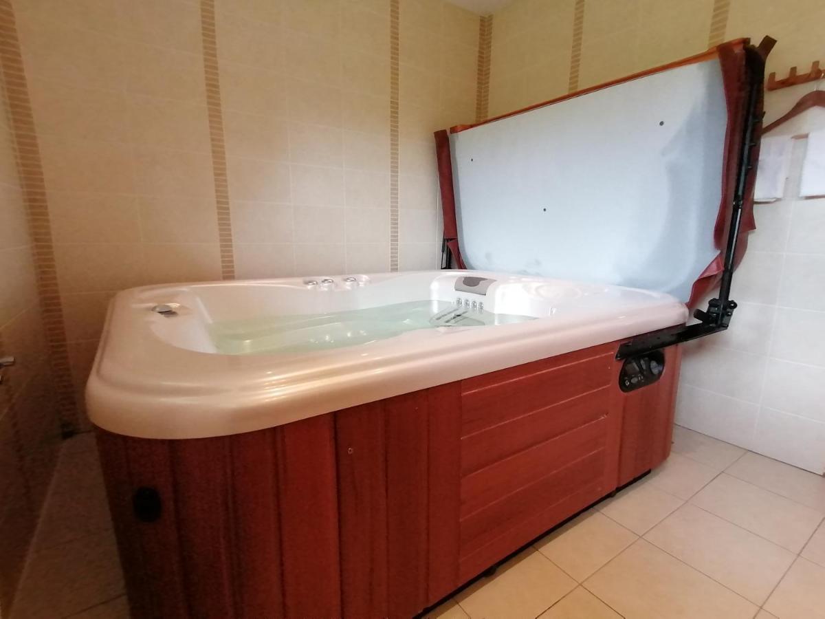 L'Atelier D'Arthur - Gite Chaleureux Avec Jacuzzi. Tenneville Eksteriør billede